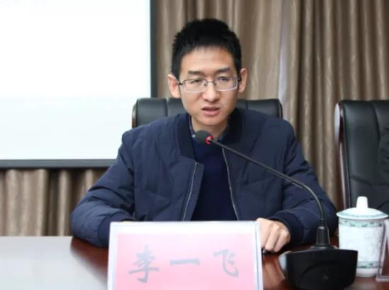 李一飛簡歷：桂林市政府秘書長李一飛，曾任桂林市委副秘書長，靈川縣委常委、組織部部長，龍勝縣委常委、宣傳部部長、副縣長